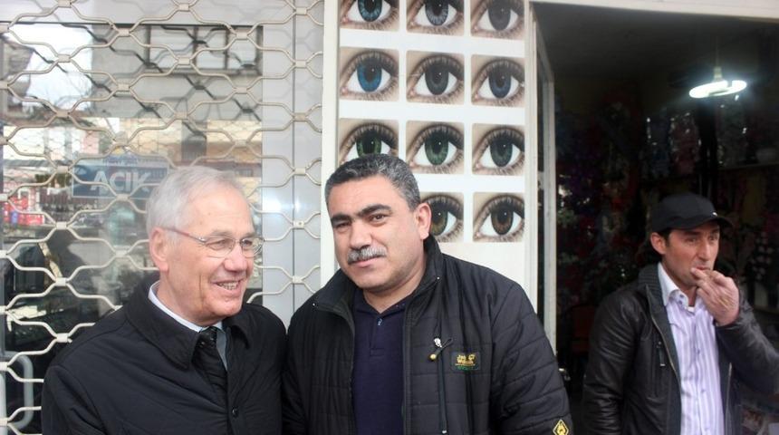 Başkan Acar’a esnaflardan çiçekli karşılama