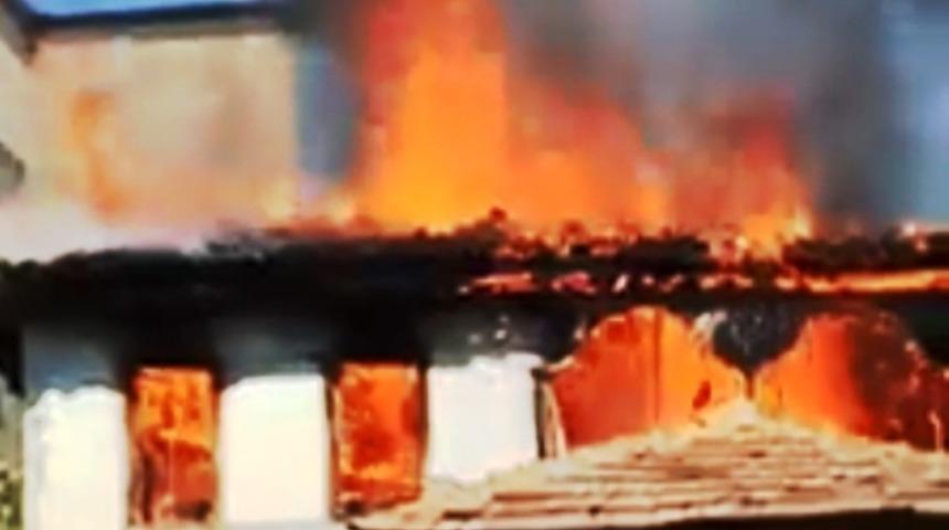 Aydın&rsquo;da ahşap ev cayır cayır yandı