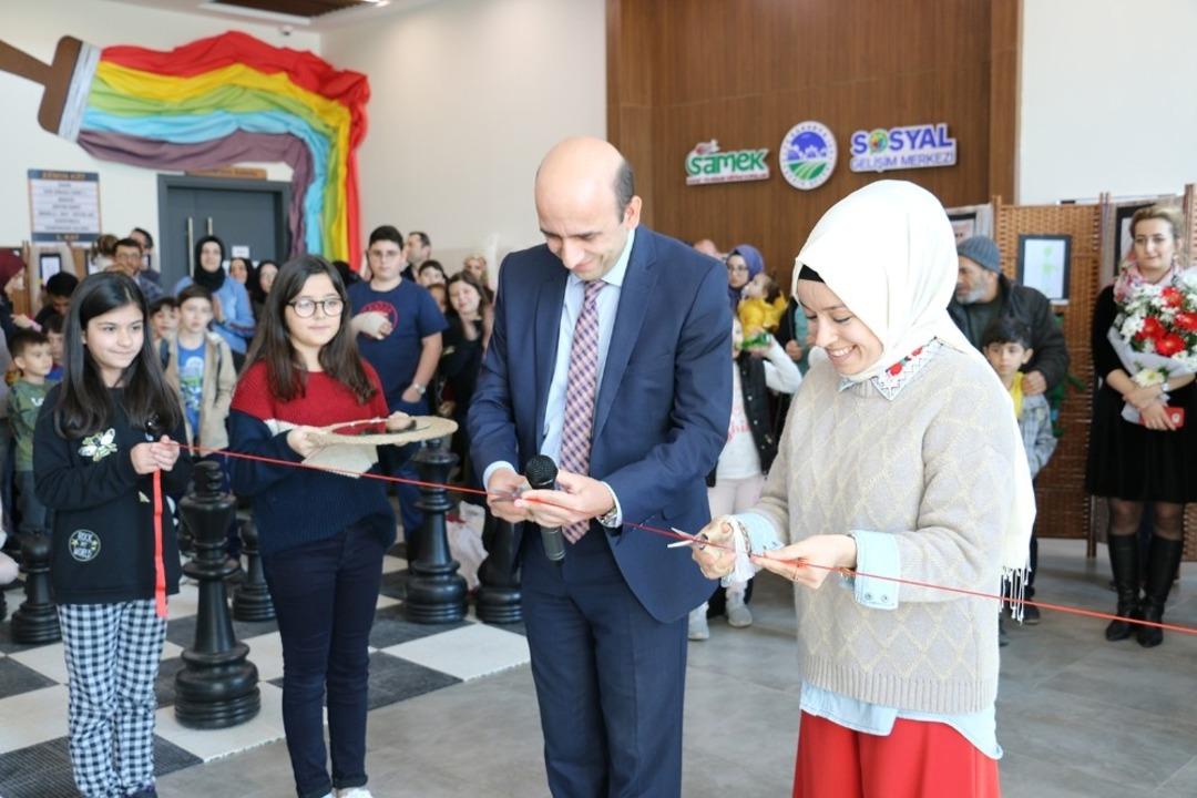 Akyazı SGM&rsquo;de minik ressamların sergisi a&ccedil;ıldı