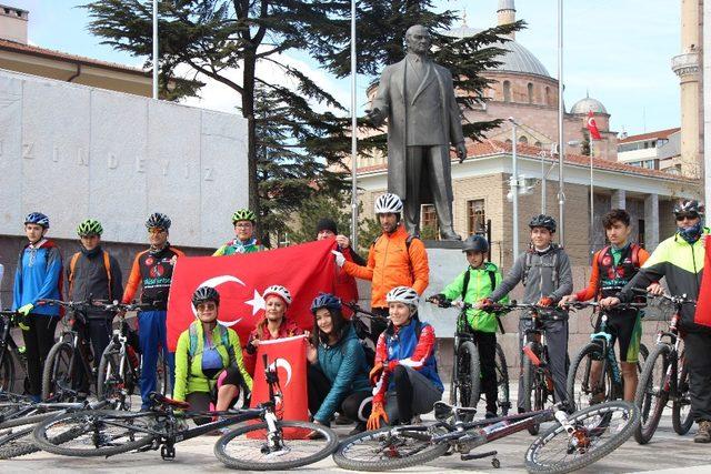 Pedallarını 18 Mart şehitleri için çevirdiler