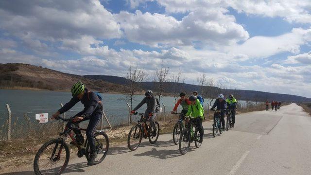 Pedallarını 18 Mart şehitleri için çevirdiler