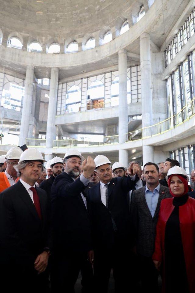 Binali Yıldırım'dan Taksim Camii inşaatında inceleme