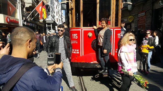 Binali Yıldırım İstiklal Caddesi’nde tramvayla karanfil dağıttı