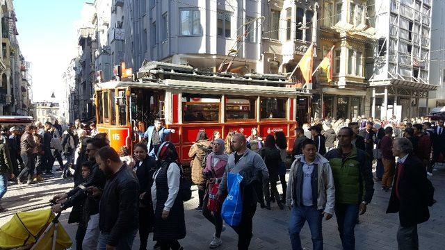 Binali Yıldırım İstiklal Caddesi’nde tramvayla karanfil dağıttı