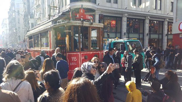 Binali Yıldırım İstiklal Caddesi’nde tramvayla karanfil dağıttı