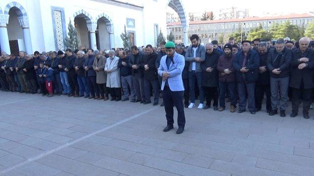 Yeni Zelanda’da öldürülen Müslümanlar için gıyabi cenaze namazı kılındı