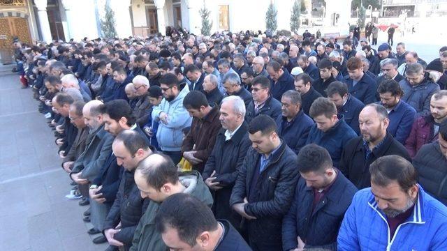 Yeni Zelanda’da öldürülen Müslümanlar için gıyabi cenaze namazı kılındı