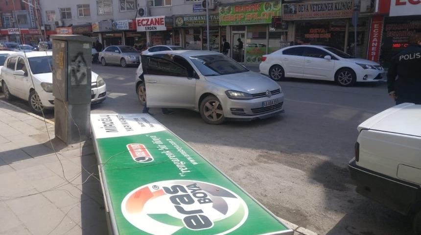 Şiddetli r&uuml;zgar reklam tabelasını d&uuml;ş&uuml;rd&uuml;