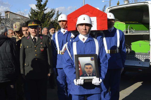 Jandarma lojmanlarında ölü bulanan uzman çavuş, eşi ve oğlu yan yana toprağa verildi