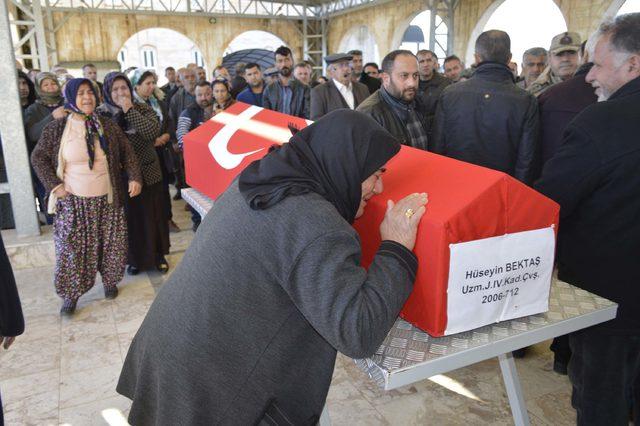 Jandarma lojmanlarında ölü bulanan uzman çavuş, eşi ve oğlu yan yana toprağa verildi