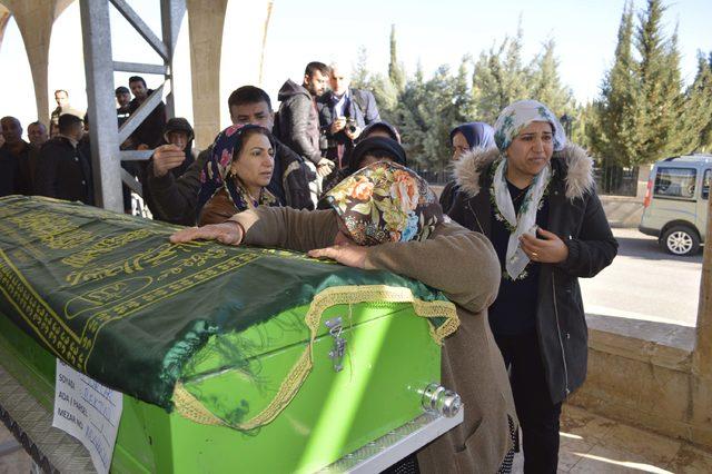 Jandarma lojmanlarında ölü bulanan uzman çavuş, eşi ve oğlu yan yana toprağa verildi