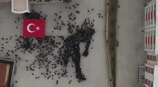 Bin 400 öğrenci, bedenleriyle oluşturdukları koreografi ile Çanakkale Şehitleri’ni andı