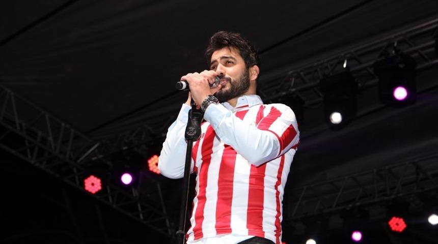 Yusuf G&uuml;ney Kahramanmaraş&rsquo;ta hayranlarıyla buluştu