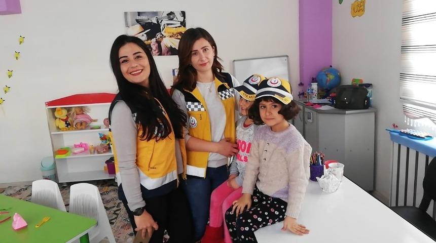 &Ccedil;ocuklar itfaiye ve ilk yardım ekipleriyle buluştu