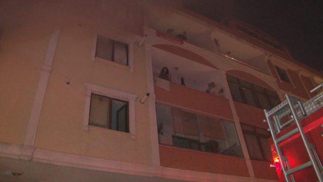 Maltepe'de 3 katlı apartmanda yangın(1)