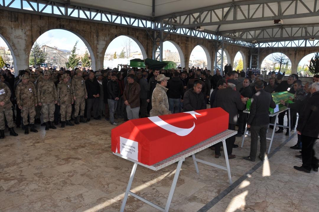 Lojmanda &ouml;l&uuml; bulunun uzman &ccedil;avuş ve ailesi toprağa verildi