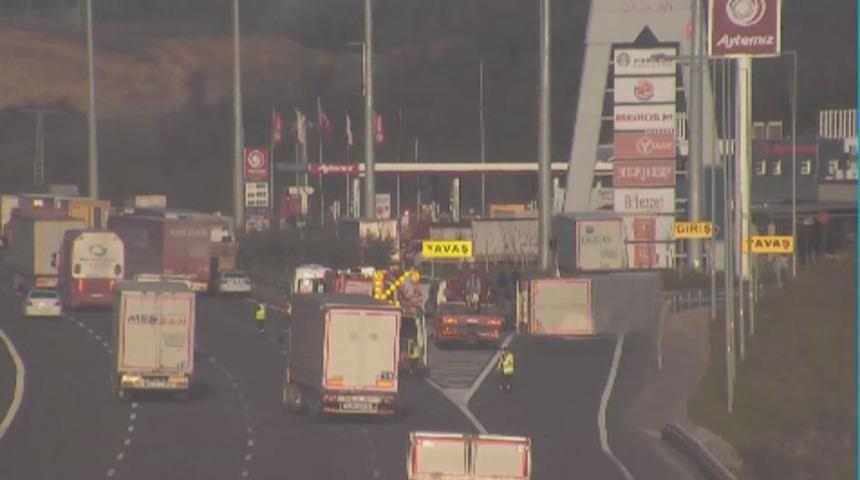 Kuzey Marmara Otoyolu'nda TIR devrildi!