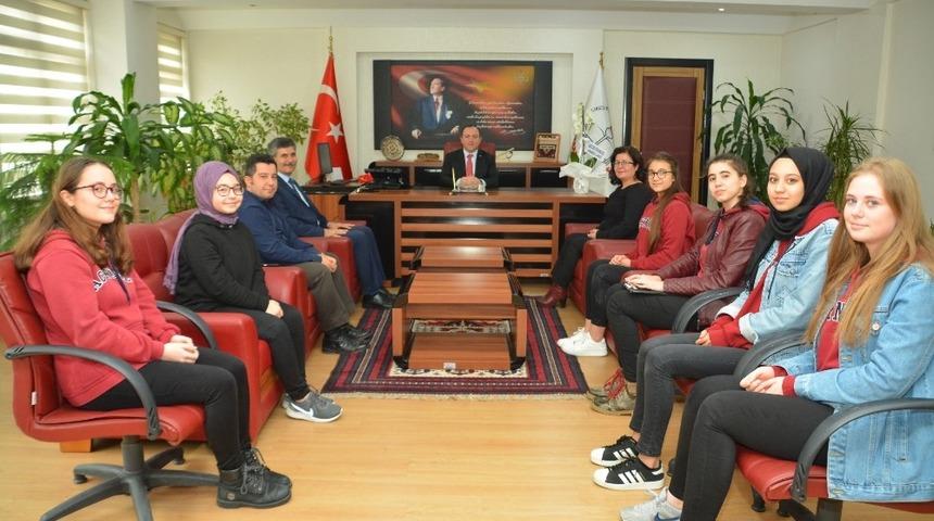 &Ouml;ğrencilerden Erasmus kongresi &ouml;ncesi M&uuml;d&uuml;r Yıldız&rsquo;a ziyaret