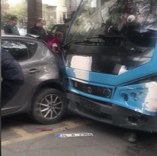 Maltepe'de güzergah değiştiren minibüs kaza yaptı:3 yaralı