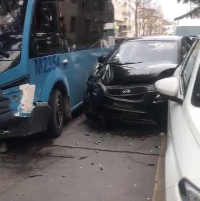 Maltepe'de güzergah değiştiren minibüs kaza yaptı:3 yaralı