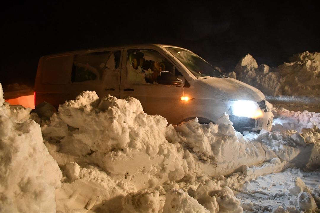 Ağrı'da tipide mahsur kalan 4'&uuml; &ccedil;ocuk 9 yolcu kurtarıldı  