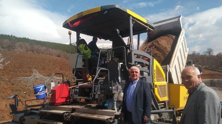 Şaphane&rsquo;de k&ouml;y yollarına sıcak asfalt atma &ccedil;alışmaları