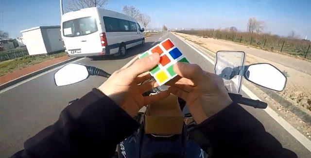 Motosiklet üzerinde rubik küp çözdü, oyun oynadı