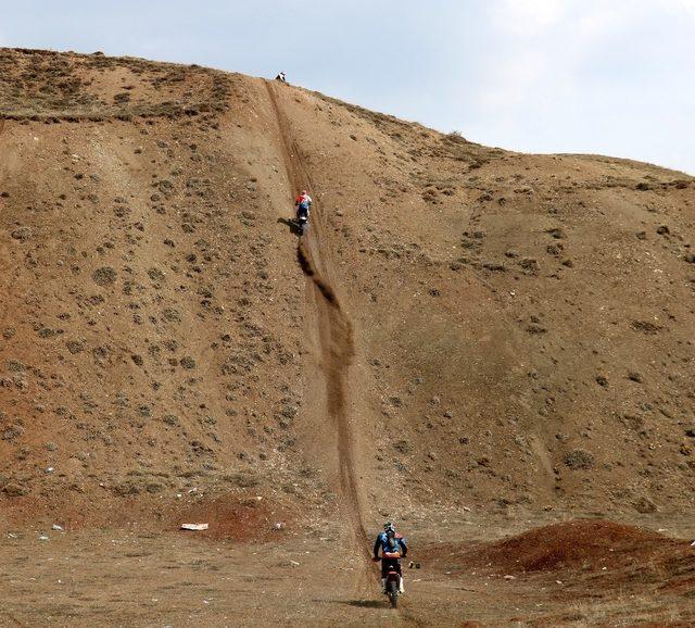 Adrenalin tutkunu çılgın motorcular parkur istiyor