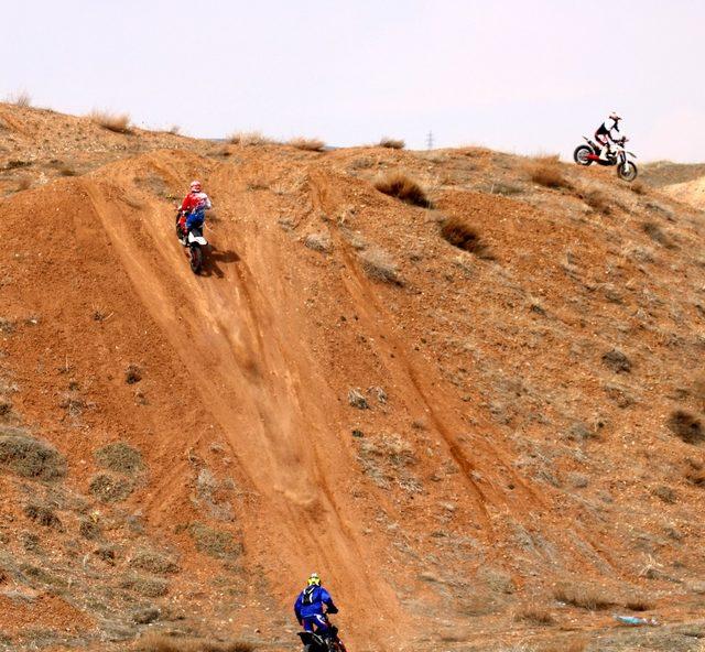 Adrenalin tutkunu çılgın motorcular parkur istiyor