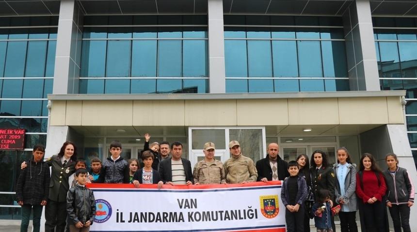 Güvenlik korucularının çocukları Aslan’la buluştu