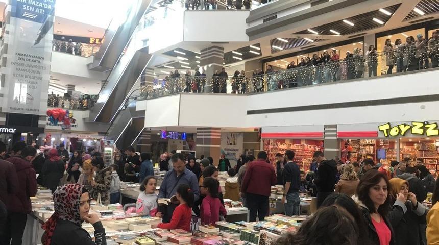 KAYSERmall Outlet‘de sevilen kitaplar okuyucularıyla buluşuyor