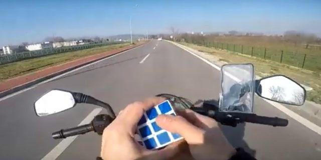 Motosikletle hareket halindeyken rubik küpü çözdü