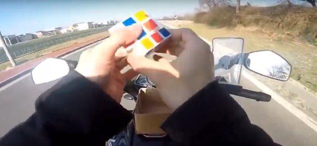 Motosiklette rubik küpü çözen genç, gözaltına alındı; 'Fenomen olmak için yaptım' dedi