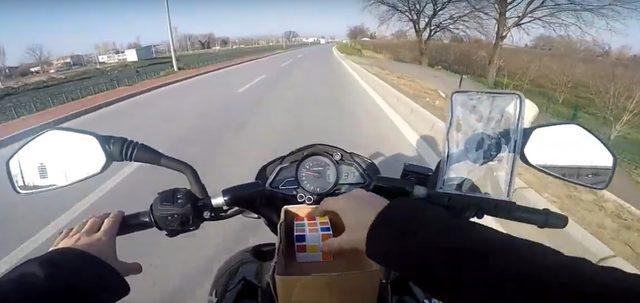 Motosikletle hareket halindeyken rubik küpü çözdü