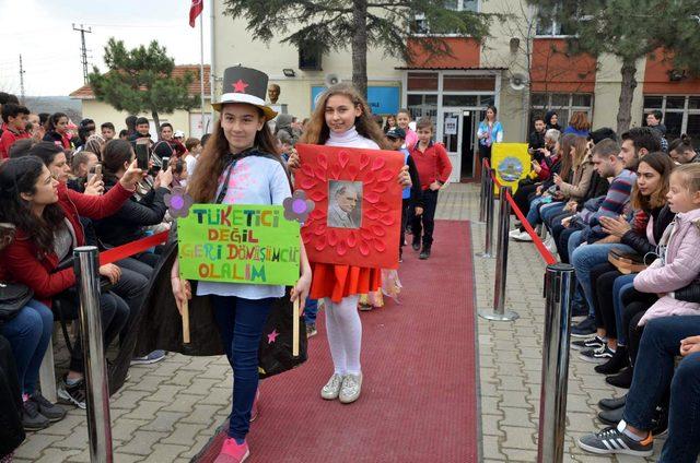 Atık malzemelerden kıyafetlerle defile