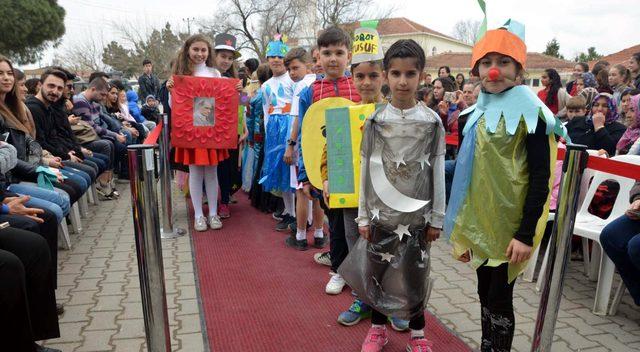 Atık malzemelerden kıyafetlerle defile