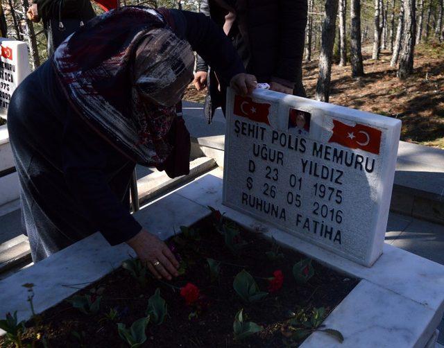 Şehit oğlunun mezarı başına gelen anne gözyaşlarına hakim olamadı