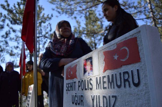 Şehit oğlunun mezarı başına gelen anne gözyaşlarına hakim olamadı