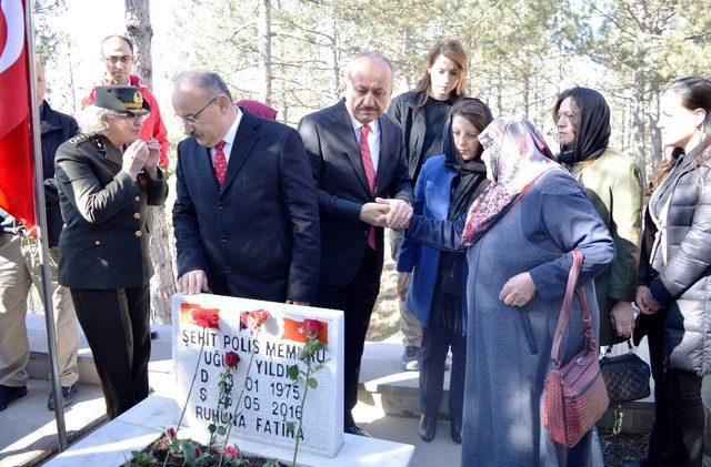 Şehit oğlunun mezarı başına gelen anne gözyaşlarına hakim olamadı