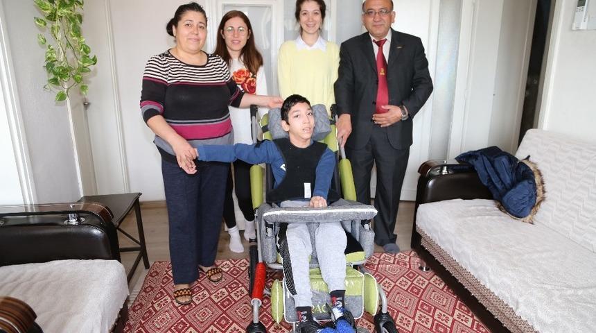 Başkan &Ouml;zakcan 14 yaşındaki Melih&rsquo;i &ouml;zg&uuml;rl&uuml;ğ&uuml;ne kavuşturdu