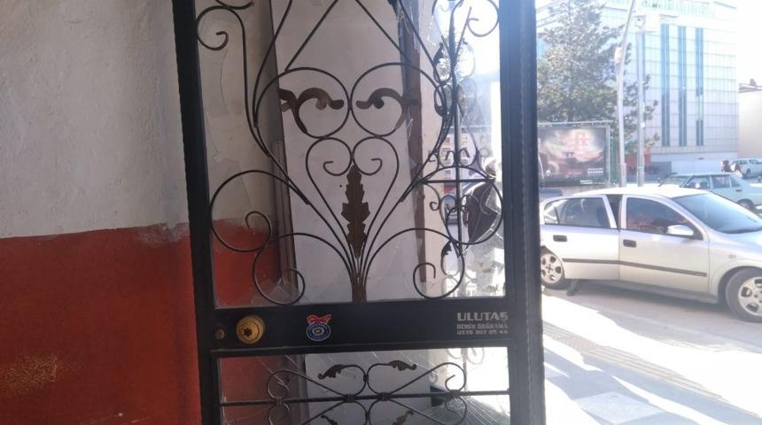 Pasajın camlarını kırdılar