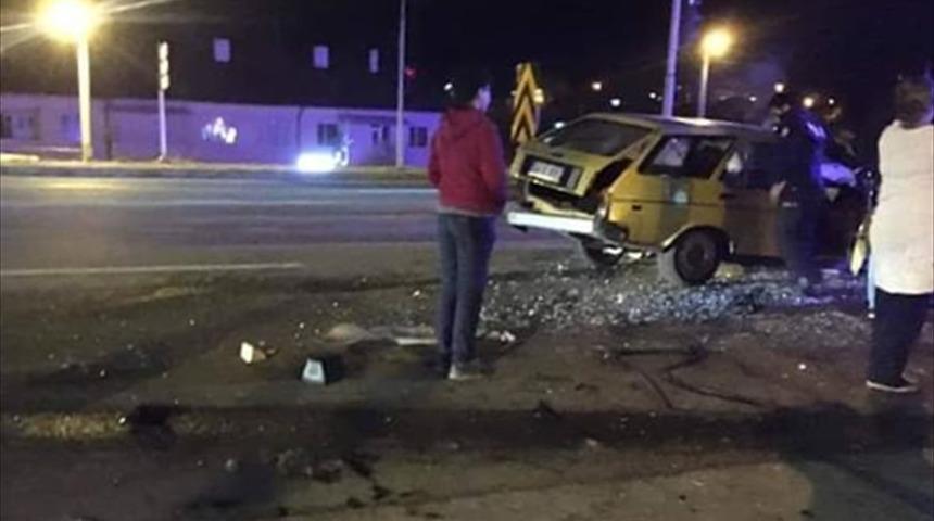 İki otomobil çarpıştı: 1 ölü, 2 yaralı