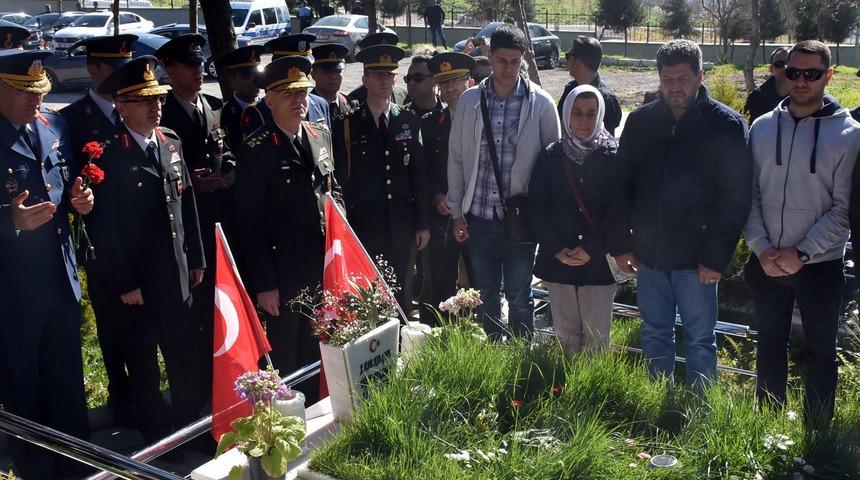 İzmir Kadifekale Şehitliği'nde 18 Mart t&ouml;reni