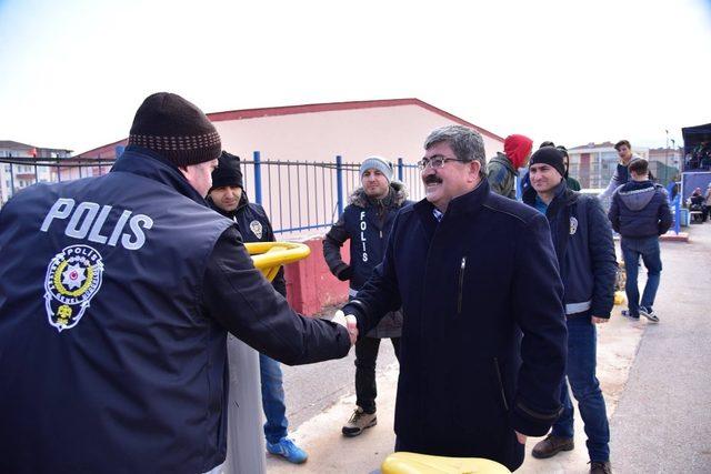 Başkan Can tribüne çıktı, amigo gibi davul çalıp tezahürat yaptı