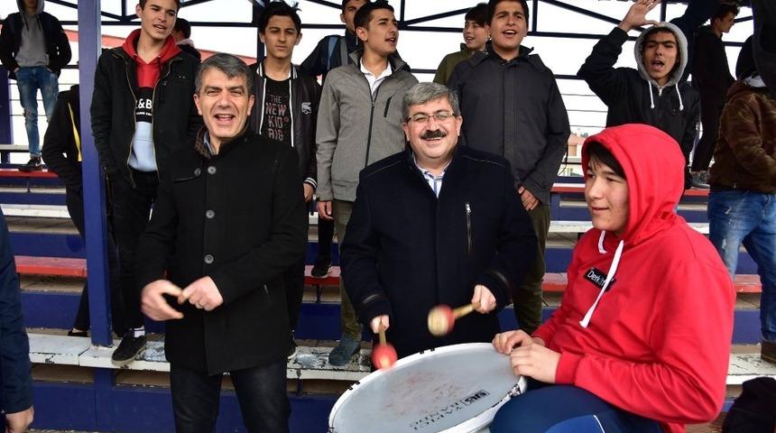 Başkan Can trib&uuml;ne &ccedil;ıktı, amigo gibi davul &ccedil;alıp tezah&uuml;rat yaptı