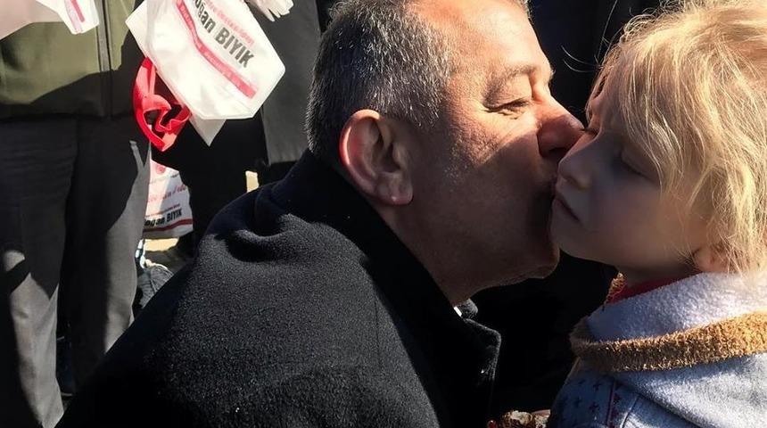 MHP&rsquo;li Başkan adayı Bıyık&rsquo;ı g&ouml;ren dosya teslim ediyor