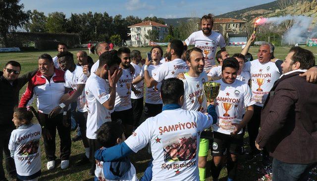 Foça Belediyespor, kupasını aldı