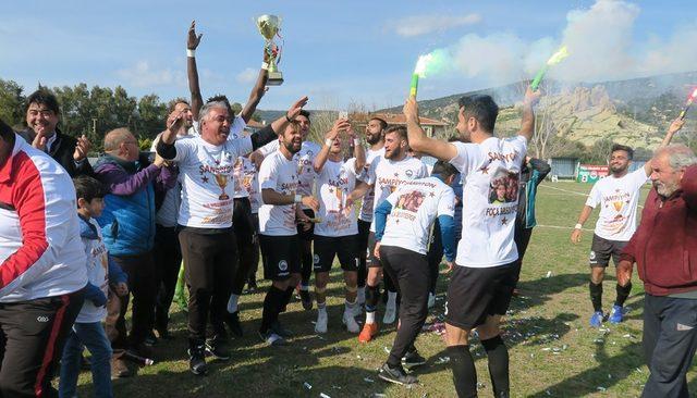 Foça Belediyespor, kupasını aldı