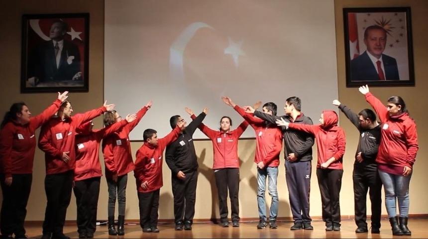 &Ouml;zel &ouml;ğrenciler &Ccedil;anakkale şehitlerini anlamlı g&ouml;sterile andı