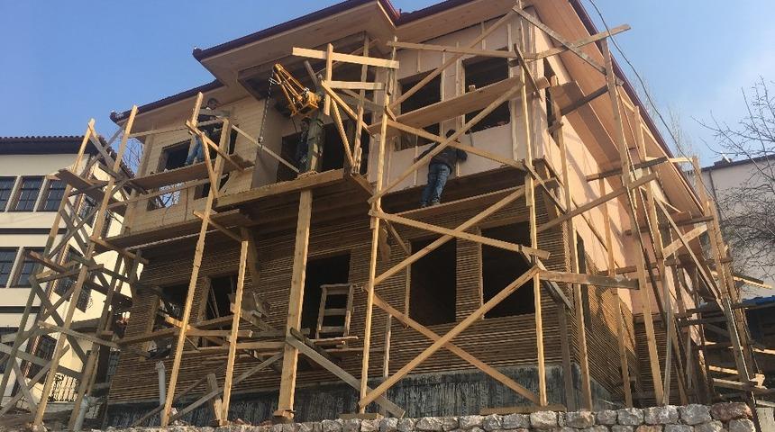 Yıkılmaya y&uuml;z tutmuş tarihi bina g&uuml;n y&uuml;z&uuml;ne &ccedil;ıkartılıyor